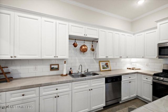 736 Sawgrass Lakes Drive, Brandon, MS 39042