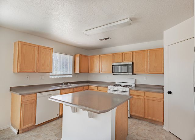 709 Noah Avenue SW, Albuquerque, NM 87121