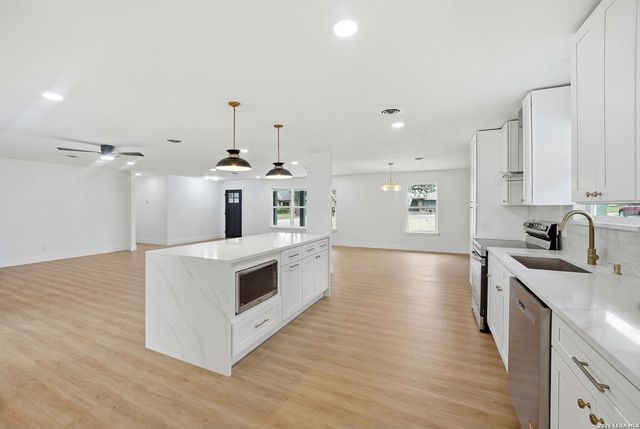 101 Twinleaf, Castle Hills, TX 78213