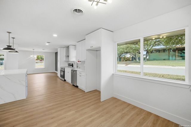 101 Twinleaf, Castle Hills, TX 78213