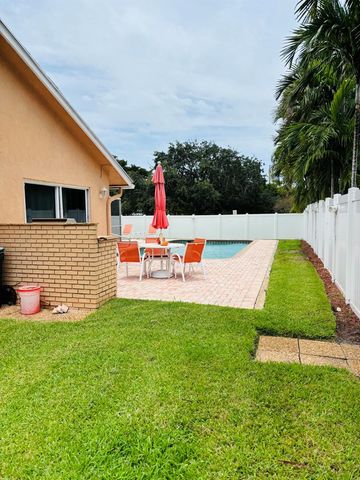 1076 SW 26th Terrace, Deerfield Beach, FL 33442