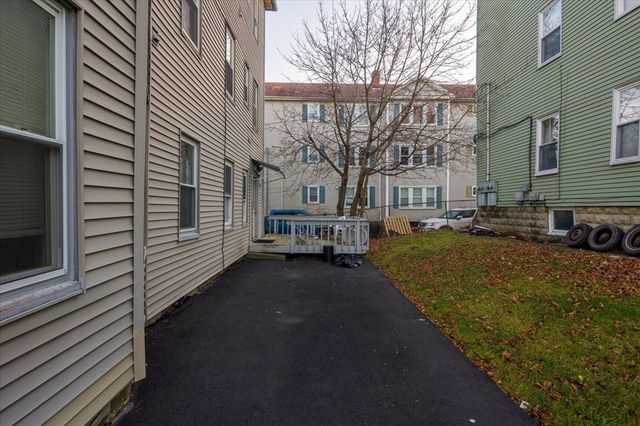 32 Ames St, Worcester, MA 01604