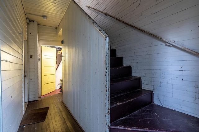 32 Ames St, Worcester, MA 01604