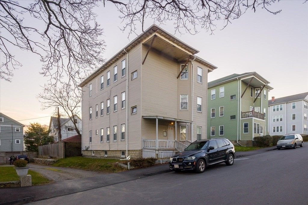 32 Ames St, Worcester, MA 01604