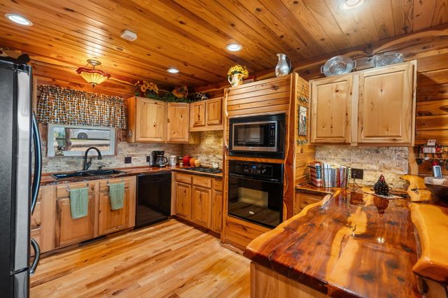 10 Baywood Circle, Branson West, MO 65737