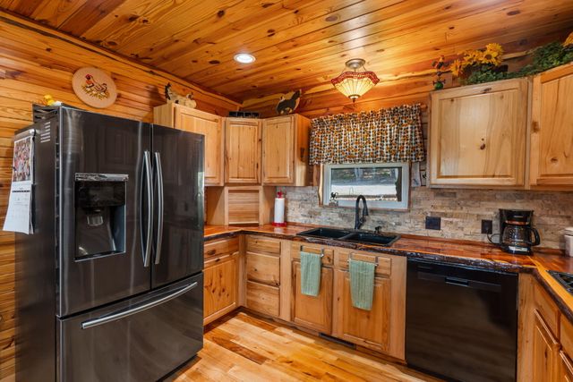 10 Baywood Circle, Branson West, MO 65737