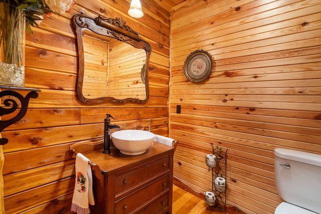 10 Baywood Circle, Branson West, MO 65737