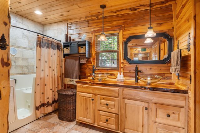 10 Baywood Circle, Branson West, MO 65737