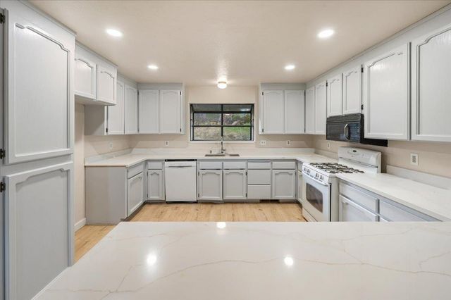 19617 Victoria Dr, Grass Valley, CA 95949