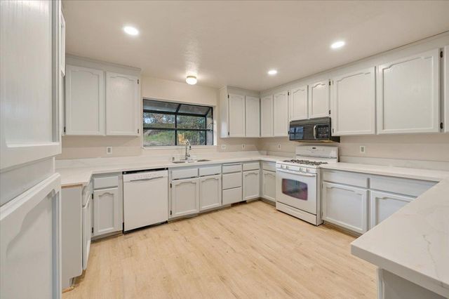 19617 Victoria Dr, Grass Valley, CA 95949