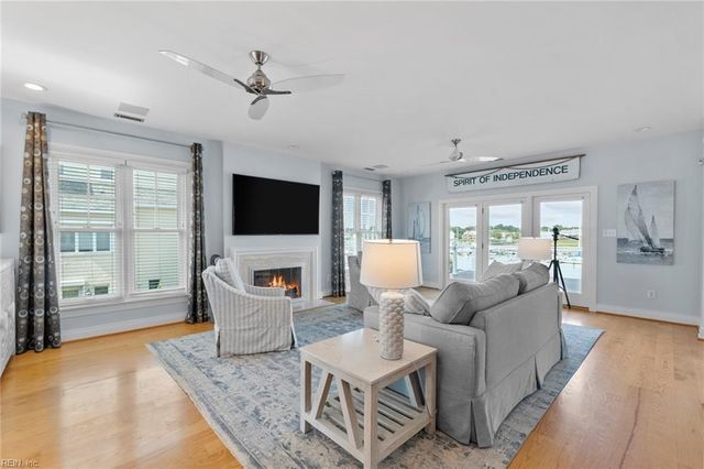 31 Bay Front PL, Hampton, VA 23664