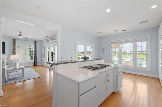 31 Bay Front PL, Hampton, VA 23664