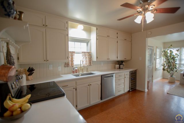 2323 SW 20th ST, Topeka, KS 66604