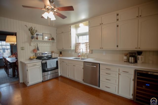 2323 SW 20th ST, Topeka, KS 66604