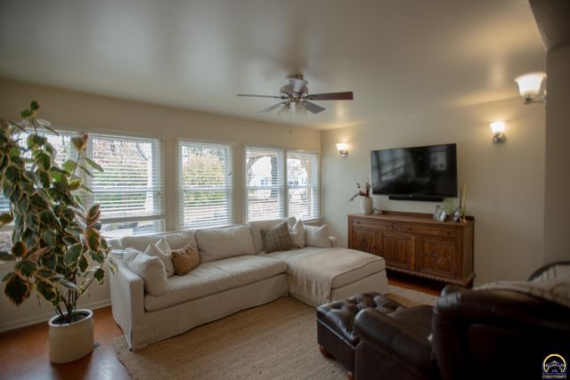 2323 SW 20th ST, Topeka, KS 66604