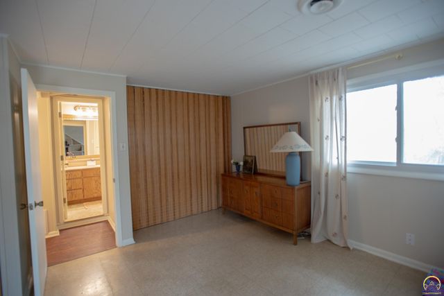 2323 SW 20th ST, Topeka, KS 66604