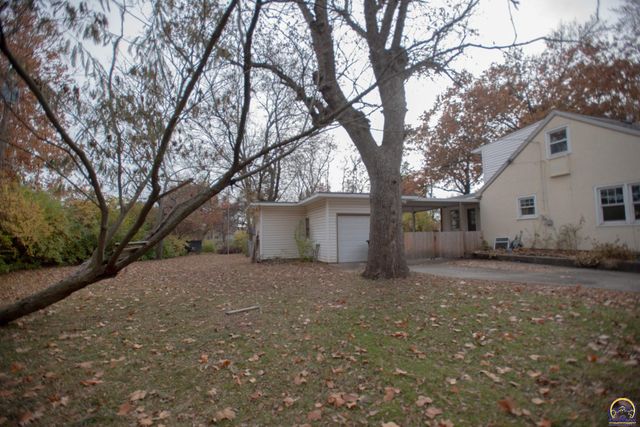 2323 SW 20th ST, Topeka, KS 66604