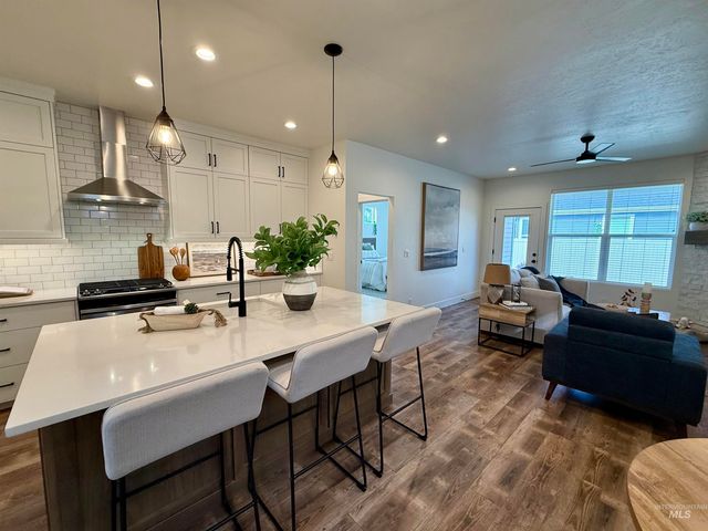 1962 E Presidential Dr, Meridian, ID 83642