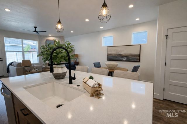 1962 E Presidential Dr, Meridian, ID 83642