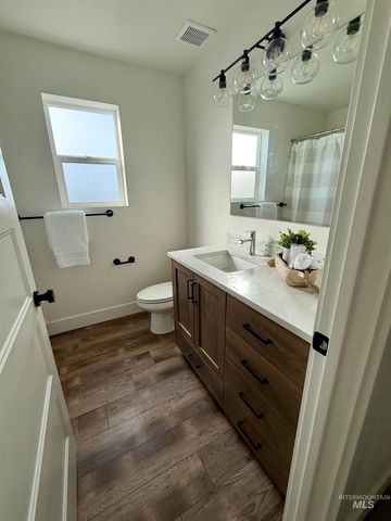 1962 E Presidential Dr, Meridian, ID 83642