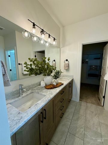 1962 E Presidential Dr, Meridian, ID 83642