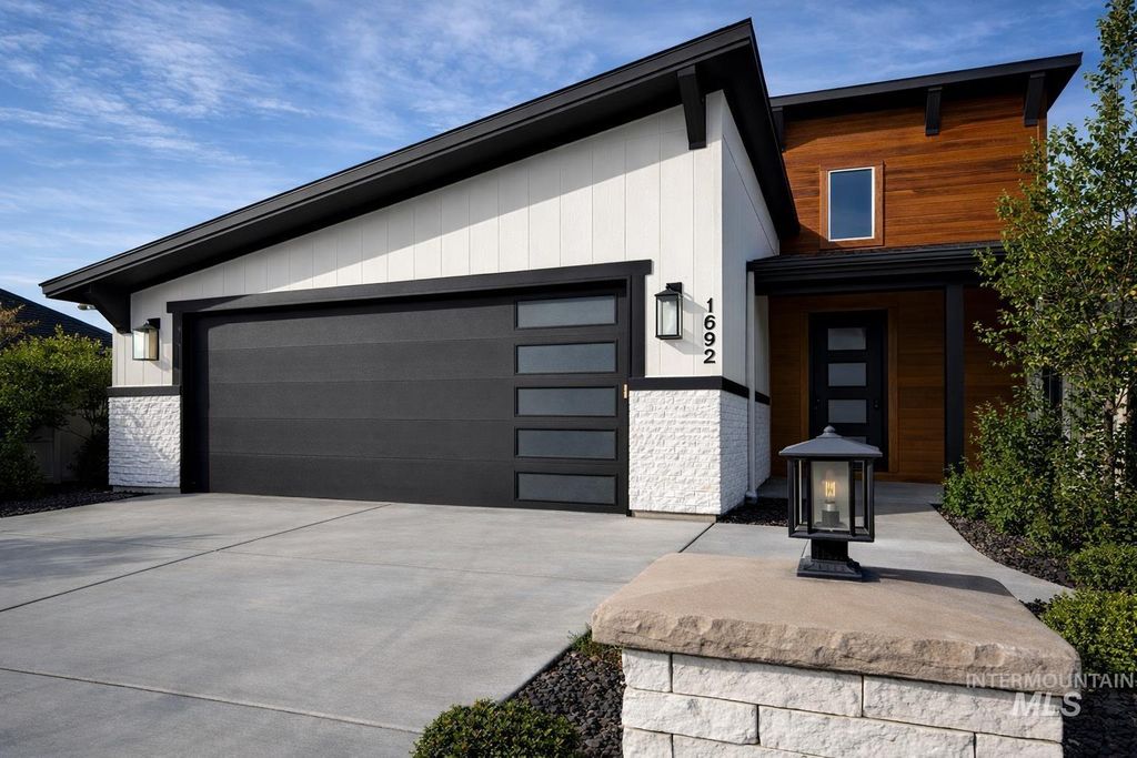 1962 E Presidential Dr, Meridian, ID 83642