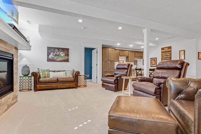 833 Red Hawk DRIVE, Walworth, WI 53184