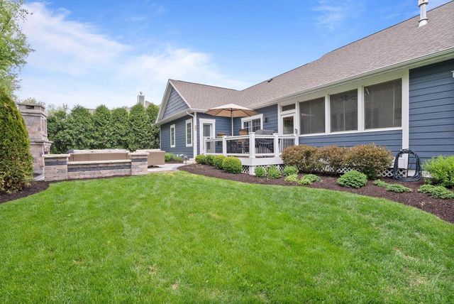833 Red Hawk DRIVE, Walworth, WI 53184
