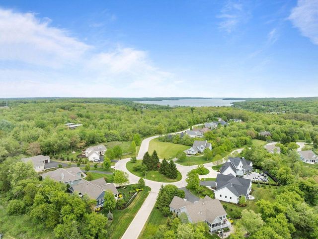 833 Red Hawk DRIVE, Walworth, WI 53184
