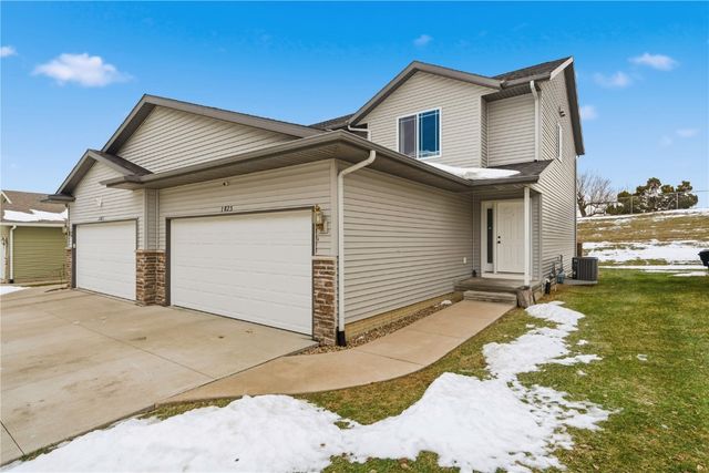 1825 Rosehill Drive SW, Cedar Rapids, IA 52404