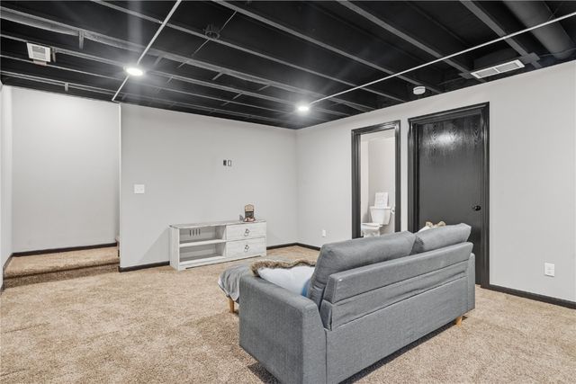 1825 Rosehill Drive SW, Cedar Rapids, IA 52404