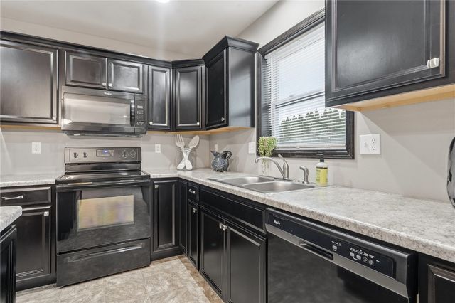 1825 Rosehill Drive SW, Cedar Rapids, IA 52404