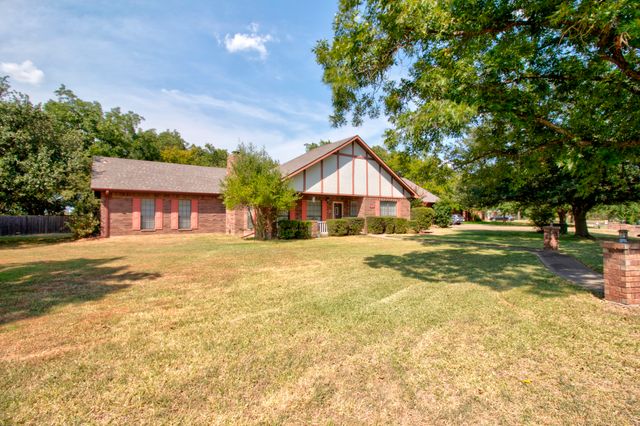 1219 Kiowa Drive E, Lake Kiowa, TX 76240