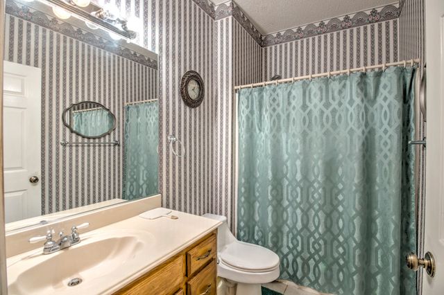 1219 Kiowa Drive E, Lake Kiowa, TX 76240