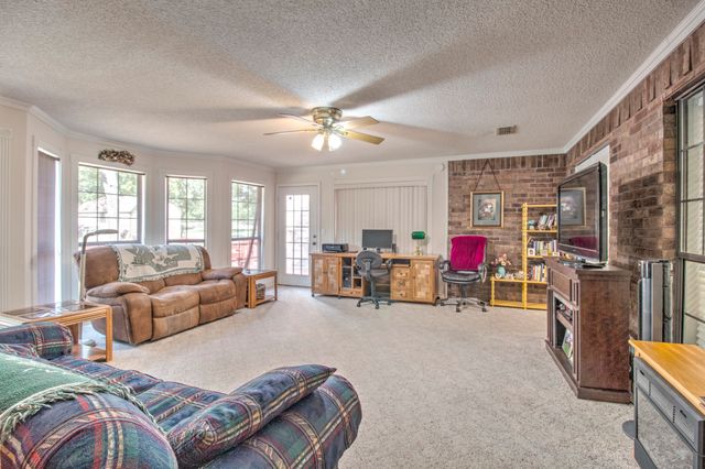 1219 Kiowa Drive E, Lake Kiowa, TX 76240