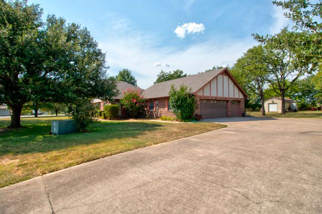 1219 Kiowa Drive E, Lake Kiowa, TX 76240