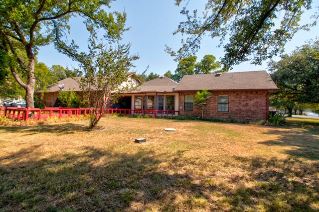 1219 Kiowa Drive E, Lake Kiowa, TX 76240