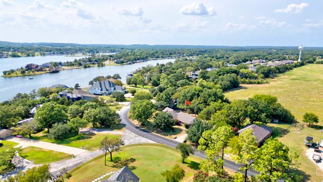 1219 Kiowa Drive E, Lake Kiowa, TX 76240