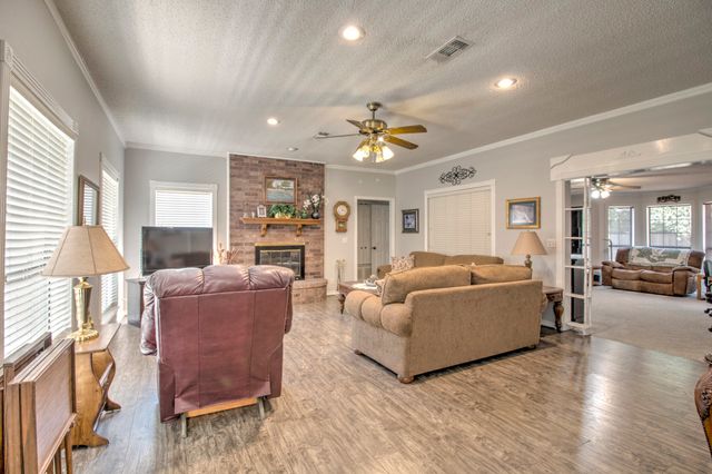 1219 Kiowa Drive E, Lake Kiowa, TX 76240