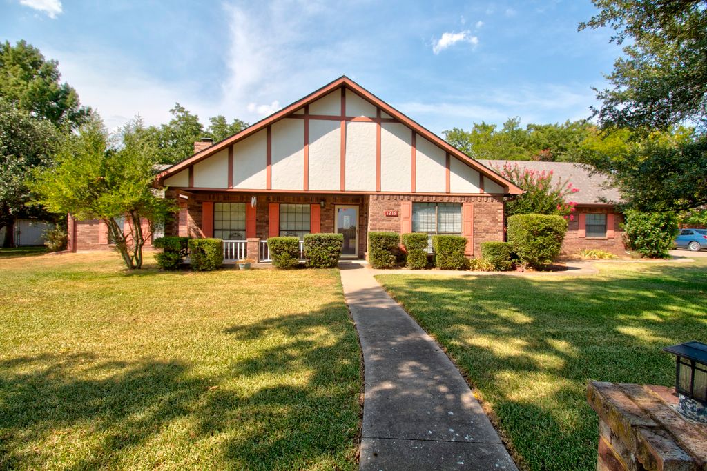 1219 Kiowa Drive E, Lake Kiowa, TX 76240