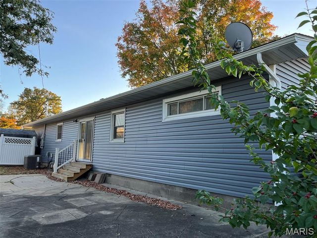 1614 Lindenwood Avenue, Edwardsville, IL 62025