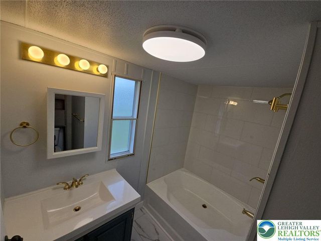 1009 Redwood Drive, Upper Macungie Twp, PA 18031