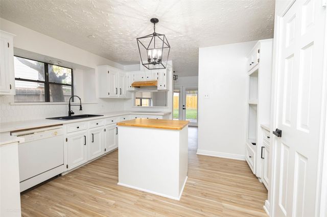9810 Jockey Club Drive, Houston, TX 77065