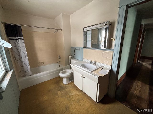 459 East Avenue, Lockport City, NY 14094