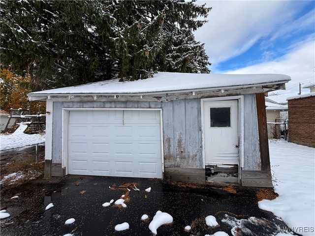 459 East Avenue, Lockport City, NY 14094