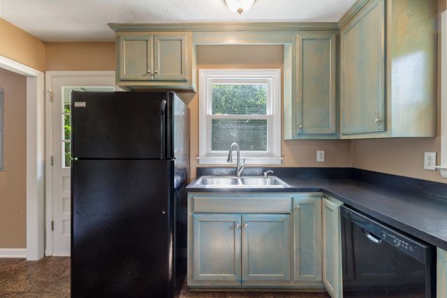 1615 New Dry Hollow Rd, Vanleer, TN 37181