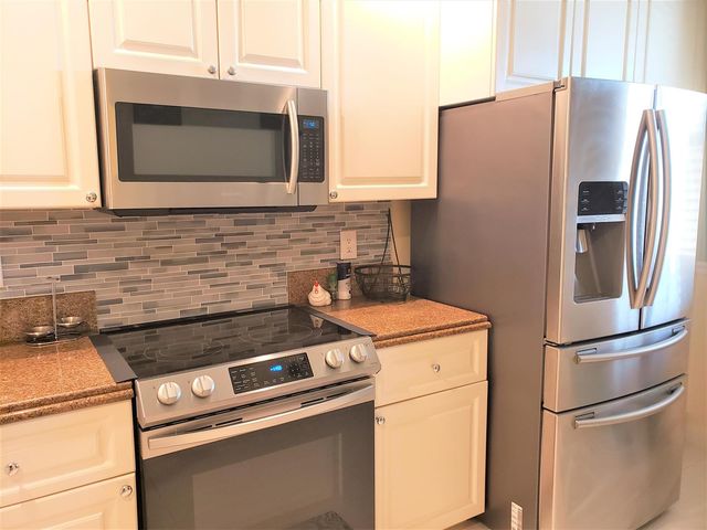 37 Harbour Isle Drive E 203, Fort Pierce, FL 34949