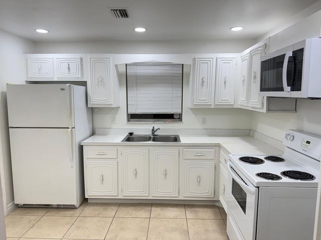 10821 N Military Trail Apt 19, Palm Beach Gardens, FL 33410