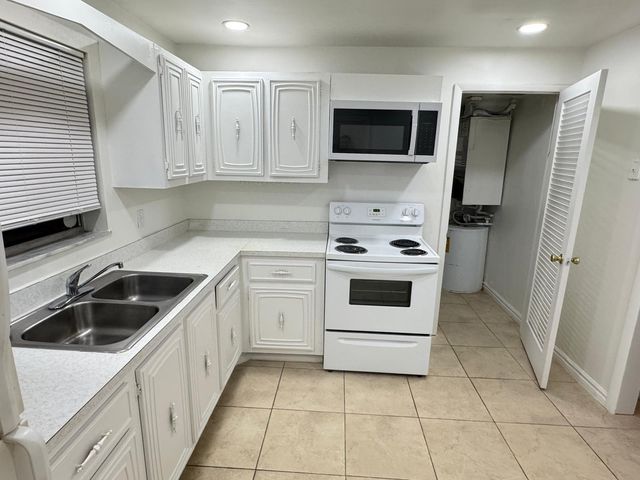 10821 N Military Trail Apt 19, Palm Beach Gardens, FL 33410