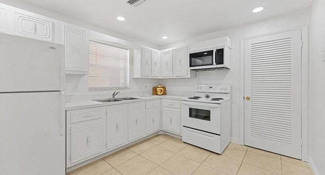 10821 N Military Trail Apt 19, Palm Beach Gardens, FL 33410